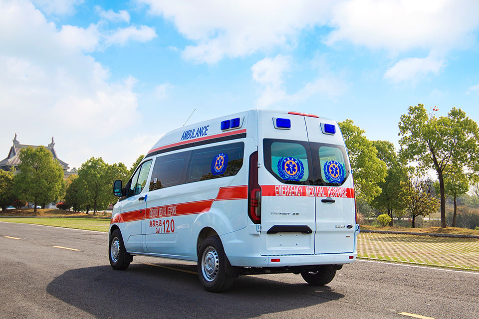 ハイブリッド救急車中国