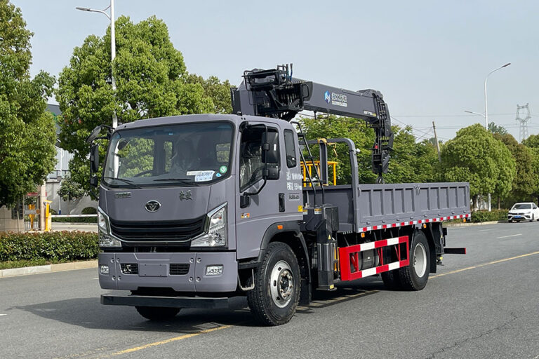 What is the difference between a mobile crane and a truck-mounted crane customize